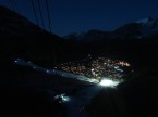 Tolle Aussicht vom Berg auf das hell erleuchtete Saas-Fee.